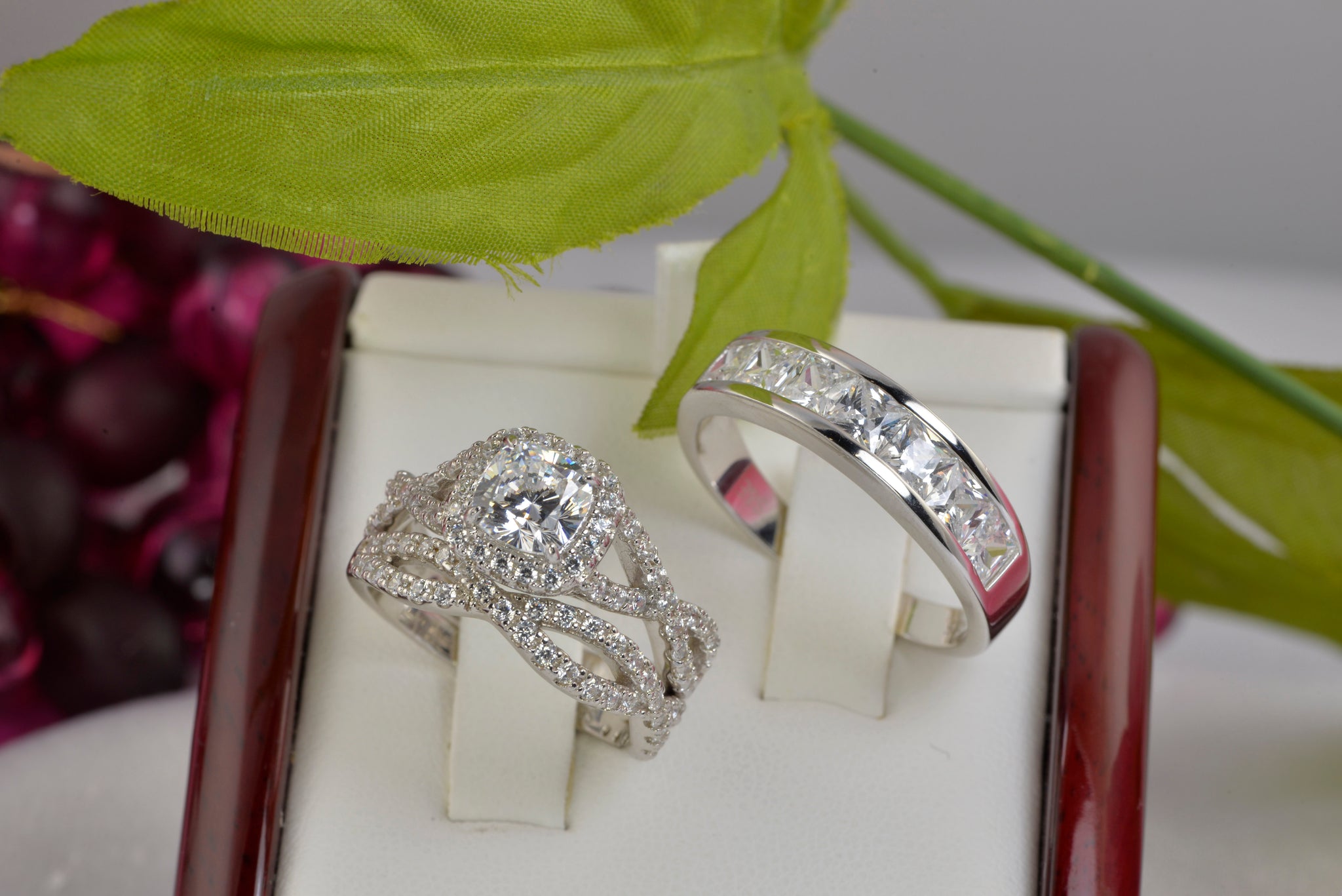 Kissing Couple Anniversary Rings Set with Names Engraved – Loforay
